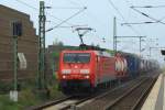 189 064-9 durchfährt den von ziemlich beeindruckenden Lärmschutzwänden flankierten S-Bahn-Haltepunkt Neuss-Allerheiligen (26.07.2014)