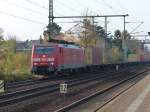 Mit einem Containerzug am Haken fährt 189 011 durch Dresden-Strehlen.14.11.2014.