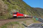 189 053 mit dem  Holland-Latz  kam am 18.4.2015 mit einem KV-Zug durch Kamp-Bornhofen