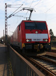 189 044 + 189 032 hatten den Erzzug von Rotterdam-Maasvlakte zum Hochofen Dillingen gebracht. Nach getaner Arbeit rollen die Maschinen in die Abstellung im Bahnhof Dillingen und dabei kann man sie hautnah erleben.27.02.2016 