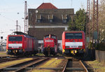 Gleich haben wir Feierabend. 189 032 + 189 044 haben den schweren Erzzug von Maasvlakte zur Dillinger Hütte gewuchtet und rollen nun in die Abstellung und werden dort 294 651, 189 041 und einer weiteren 189er Gesellschaft leisten. Bahnhof Dillingen Saar am 27.02.2016. Das Foto wurde von außerhalb des Bahngeländes gemacht, das Gleis von 189 032 schwenkt nach rechts. Ich stehe jenseits vom Eisenzaun auf dem Bürgersteig.