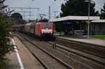 Durch Rheydt gen Odenkirchen kommt hier die 189 025 mit Schiebewandwagen am späteren Abend des 27.7.2016 gerollt.