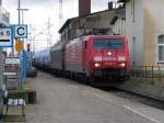 189 087 Railion mit Gterzug durchfhrt Bad Kleinen am Bahnsteig 3 Richtung Schwerin.