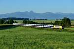 Der morgendliche M 79060 von Kufstein nach München HBF steht momentan bei Eisenbahnfreunden hoch im Kurs, kommt hier doch die NX-Wagen-Garnitur als Ersatz für einen Meridian-Triebzug zum Einsatz. Am 08. August 2016 war ein wunderbar klarer Morgen, also wurde zum wiederholten Male die Fotostelle in Haus aufgesucht. Gespannt wartete ich darauf, welche Maschine aus dem Fahrzeugpool von Lokomotion diesmal zum Einsatz kommt. Es wurde die - auch schon bereits vor dieser Leistung fotografierte - noch im gelb/silbernen Ursprungslack befindliche 189 902. Aufgrund einer leichten Motivvariation in Form einer Tele-Aufnahme stelle ich das Bild trotzdem ein. Sonnenstand-technisch ist die Stelle in Haus für dieses Jahr übrigens jetzt bereits nicht mehr zu empfehlen, das Licht kommt nicht mehr weit genug herum, um die Lokfront auszuleuchten.