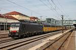 Mit einem  ARS-Altmann -Autozug fuhr am 27.08.2015 die MRCE/TXL ES 64 F4-286 (189 286-8) über Gleis 6 durch den Hauptbahnhof Regensburg gen Norden.