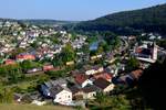 Für mich einer der angenehmsten Plätze zum Fotografieren in Deutschland ist der Panoramaweg in Solnhofen. Auf einer Bank unter einem Baum sitzend und mit wunderbarem Blick über den mittelfränkischen Ort und das Altmühltal samt namensgebenden Fluss kann man ganz entspannt verfolgen, was der Zugverkehr auf der KBS 990 so zu bieten hat. Normalerweise ist das leider nicht allzu viel, im Spätsommer des Jahres 2016 bereicherten jedoch zahlreiche Umleiter von der Regensburger Strecke das Geschehen. Am 14. September 2016 war es damit allerdings schon vorbei, der regulär über Treuchtlingen verkehrende DGS 43140 von Verona Quadrante nach Lübeck Skandinavienkai, geführt von der  Pferde-Lok  189 997, brachte mit seinen bunten Aufliegern jedoch einen farblichen Akzent in das schöne Motiv.