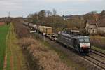 Mit einem Containerzug fuhr am 30.03.2016 die MRCE/SBB Cargo ES 64 F4-096 (189 996-2)  SBB Cargo International  bei Müllheim (Baden) auf der KBS 703 in Richtung Schweizer Grenze.