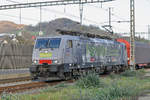 Lok 189 990-5  Novelis  wartet auf einem Nebengleis beim Bahnhof Gelterkinden.