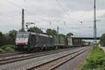 Mit einem Containerzug fuhr am 16.09.2016 die MRCE/SBBCI ES 64 F4-992 (189 092-0) durch die Überholgleise von Müllheim (Baden) gen Norden.