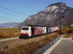 Die 189 905 und die 186 442 mit einem KLV-Zug am 18.11.2017 unterwegs bei Salorno.