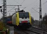 Eine der letzten gelb silbernen 189ern kam mir am 8.12.17 in Grevenbroich vor die Linse. 189 202 fuhr mit einem Containerzug durch Grevenbroich gen Köln.

Grevenbroich 08.12.2017