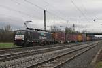 Einfahrt am 11.12.2016 von MRCE/ERSR ES 64 F4-208 (189 208-2)  ERS Railways  mit ihrem Containerzug (Melzo - Rotterdam Waalhaven) auf das Überholgleis in Müllheim (baden) in Richtung