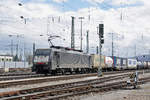 Lok 189 093-8 durchfährt den Badischen Bahnhof.