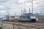 Lok 189 092-0 durchfährt den Badischen Bahnhof.