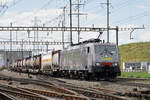 Lok 189 990-5  Novelis  durchfährt den Bahnhof Pratteln.