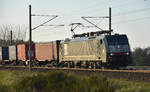 Bei Frühlingsdämmerung kam diese 189 450 / ES 64 F4-450 der MRCE mit Container kommend aus Hamburg. 19.04.2018, 3km östlich von Büchen.