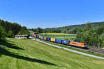 189 821 mit einem Containerzug am 07.05.2018 bei Vilshofen.