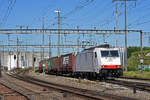 Lok 186 909-4 durchfährt den Bahnhof Pratteln.