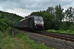 E189 109 mit einem Containerzug kurz vorm Loreleytunnel talwärtsfahrend.