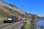 189 104 mit einem Containerzug am 07.04.2018 bei Gambach. 