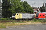 Siemens Dispolok 189 989 trifft in Rheydt Hbf auf einen verspäteten RE4, der wegen einer Weichenstörung bei Aachen gut zwanzig Minuten verspätet war. So musste in Gleis1 die 189 989 warten bis der Personenzug durch war. 15.7.2019