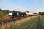 ES 64 F4-993 von MRCE mit einem Kesselwagenzug in Kaarst Broicherseite gen Krefeld fahrend am Abend des 9.9.2019