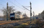 189 290-0 (Siemens ES64F4-290) schleppt 186 141-8 und eine Leine Kesselwagen an der Saale bei Schkopau Richtung Halle-Ammendorf.

🧰 Mitsui Rail Capital Europe GmbH (MRCE)/Railpool GmbH, vermietet an ORLEN KolTrans Sp z o.o.
🕓 8.2.2023 | 14:43 Uhr