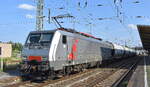 LokoTrain s.r.o., Česká Třebová [CZ] mit der Akiem Lok  189 840  [NVR-Nummer: 91 80 6189 840-2 D-AKIEM] und einem Getreidezug am 10.07.23 Durchfahrt Bahnhof Falkenberg/Elster.