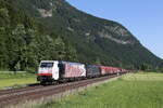 189 918 und 189 932 mit einem gemischten Güterzug aus München kommend am 14. Juni 2023 bei Niederaudorf.