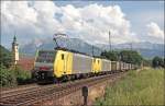 E189 990RT und E189 909RT fahren mit einem schn ausgelasteten Kombizug am Kloster Raisach vorber.