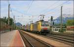 E189 927RT und eine Schwesterlok bringen einen KLV-Zug, beladen mit den blichen Speditionen, von Italien nach Mnchen. (05.07.2008)
