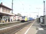 Eine BR189 durchfhrt den Bahnhof Herbolzheim im Breisgau richtung Basel.