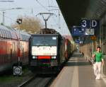 189 097 im Auftrag von ERS mit einem KLV -> Sden  bei der Durchfahrt Freiburg (Brsg) Hbf 14.4.09