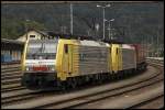 E189 905RT (9480 0189 905-3) und E189 923RT (9480 0189 923-6) verlassen mit der ES64U2-028, am Zugschluss, den Bahnhof Kufstein in Richtung Brenner mit dem DGS 43139 am Haken.