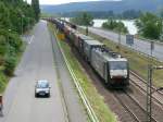 189 099 der ERS rast mit einem Containerzug rechtsrheinisch in Richtung Kln, hier aufgenommen am 24/07/2010 kurz vor Linz am Rhein.
