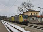 Die ES 64 F4-030 und eine Weitere am 13.03.2010 mit einem KLV-Zug bei der Durchfahrt in Aling.