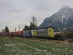 Die ES 64 F4-005 und die 185 662 am 05.12.2009 mit dem Winner KLV-Zug unterwegs bei Niederaudorf. 