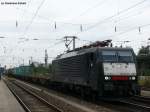 ES64 F4 - 083 mit einem Containerzug bei der Durchfahrt in Mnchen-Heimeranplatz, 14.08.2010