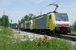 189 930 und ein Dispolok-Taurus mit einem KLV-Ganzzug im Bahnhof Aling am 31.05.11.