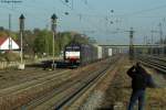 Die E 189 982 SR zieht mit einer Schwesterlok einen Containerzug durch Graben-Neudorf.