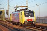 189 907 mit Werbeaufschrift  Eisenbahn Revue  vermutlich auf Schulungsfahrt bei der Durchfahrt in Wien Praterkai am 30.1.2011.