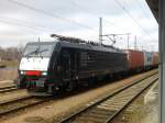 BR 189 155 MRCE steht mit Containerzug in Werdau.