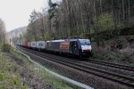 189 984-4 von Locon fhrt am 17.4.2012 mit einem Containerzug im Elbtal, von Tschechien kommend, Richtung Dresden. Hier zwischen den Bahnhfen Rathen und Wehlen.