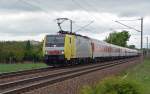 189 915 bespannte am 06.05.12 den AZ 1360 von Berlin nach Narbonne, fotografiert in Jenitz.