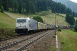 185 663 und zwei RTC-189 mit einem KLV nach Mnchen Ost Rbf am 26.06.2010 unterwegs bei Wolf am Brenner.