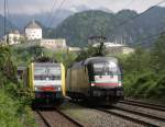 189 924-4 Dispolok und 182 529-8 MRCE von TX-Logistik stehen am 13.5.2012 zum Rangieren an 2 Gterzge bereit, beide fahren wenig spter zum Brenner.Im Hintergrund die Festung Kufstein und das