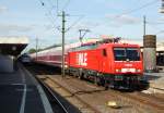 WLE 81 mit einem Sonderzug nach Halle(Saale) am 14.10.2011 in Hannover Hbf, links daneben stand 101 144  Hertha BSC .