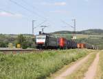 189 932 (ES 64 F4-032) mit Containerzug in Fahrtrichtung Sden.