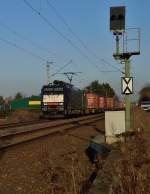 Die MRCE 189 997 mit einem Containerzug am Dienstag den 5.2.2013 bei Gubberath in Richtung Rheydt unterwegs.