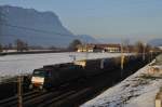 189 927-7 von MRCE ist am 3.3.2013 bei Sonnenuntergang in Tirol unterwegs. Hier bei Kirchbichl, in Richtung Italien.